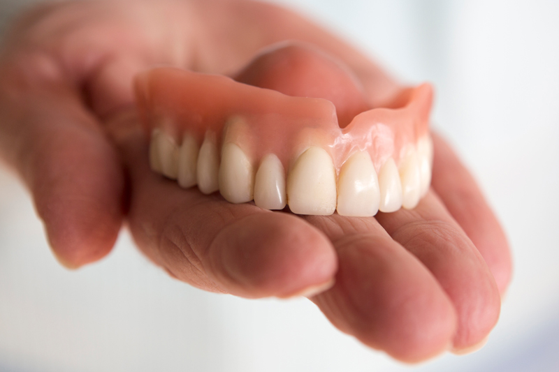 Protetikk hos Strømmen Tannhelse – kroner, broer, proteser og implantater for et naturlig smil